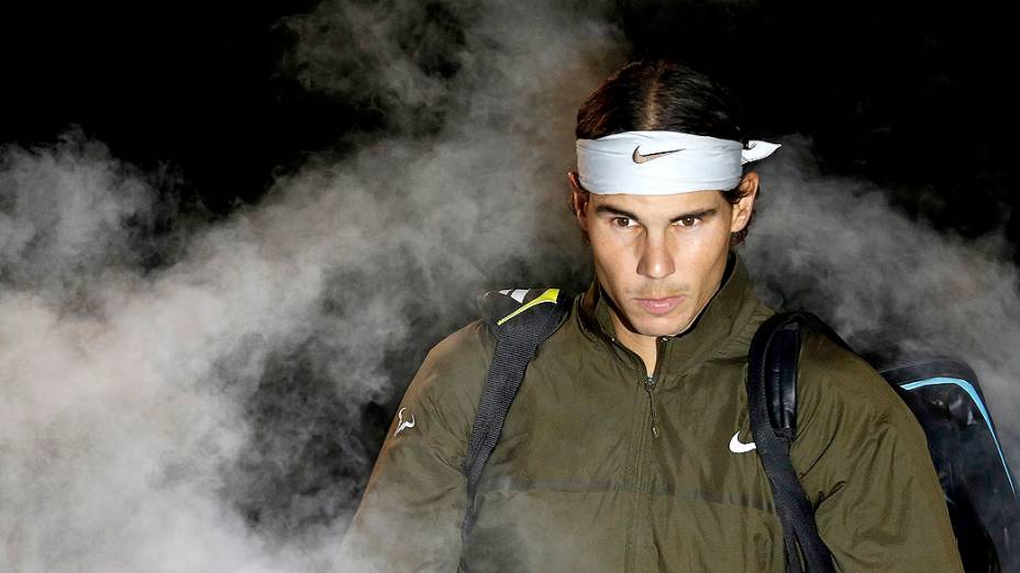 Rafael Nadal chega para a partida contra David Ferrer, nas finais da ATP em Londres