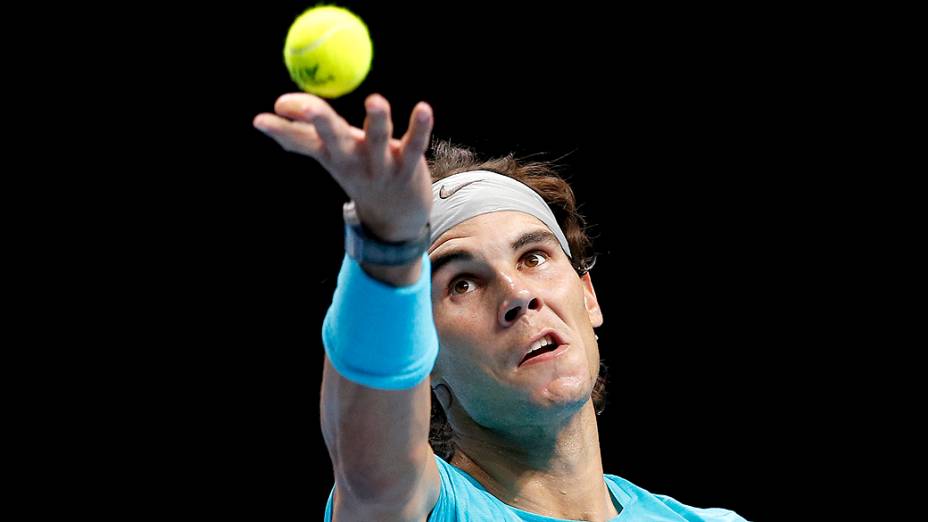 Rafael Nadal se prepara para sacar, durante partida contra David Ferrer, nas finas da ATP em Londres