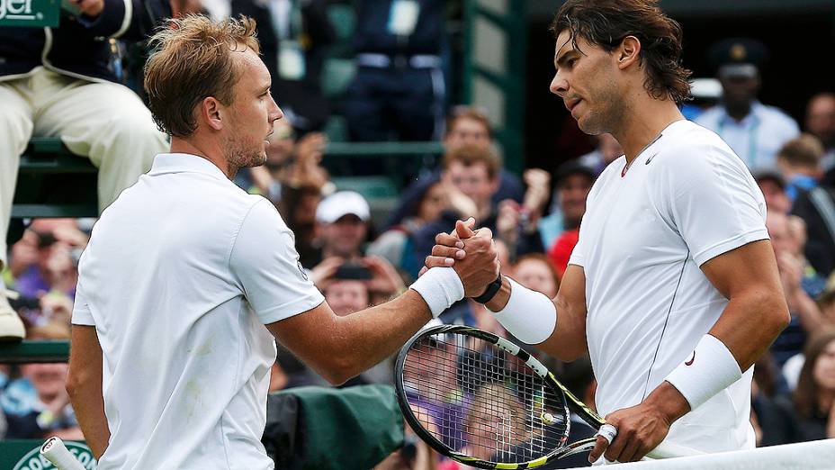 Rafael Nadal cumprimenta o belga Steve Darcis, nesta segunda-feira, que o eliminou na estreia de Wimbledon