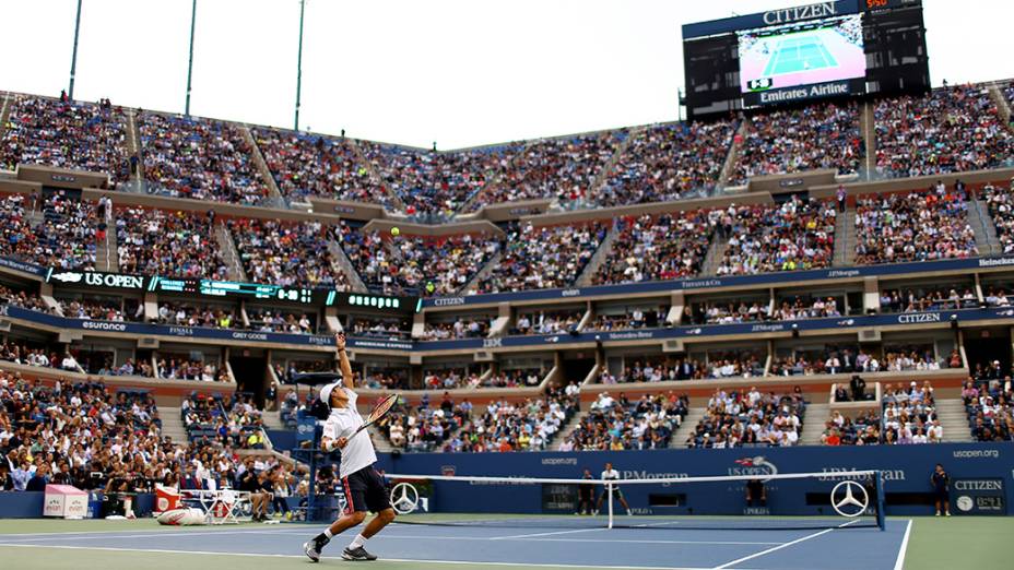 O japonês Kei Nishikori saca a bola no jogo contra o croata NEW YORK, NY - SEPTEMBER 08:  Kei Nishikori of Japan serves against Marin, na final do Us Open, em Nova York