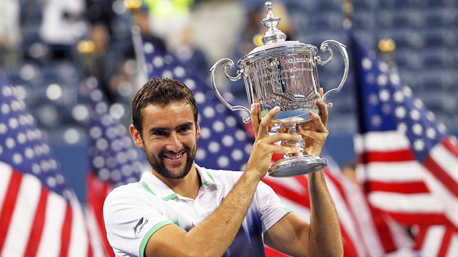 O croata Marin Cilic exibe o troféu do US Open, após derrotar o japonês Kei Nishikori na final, em Nova York