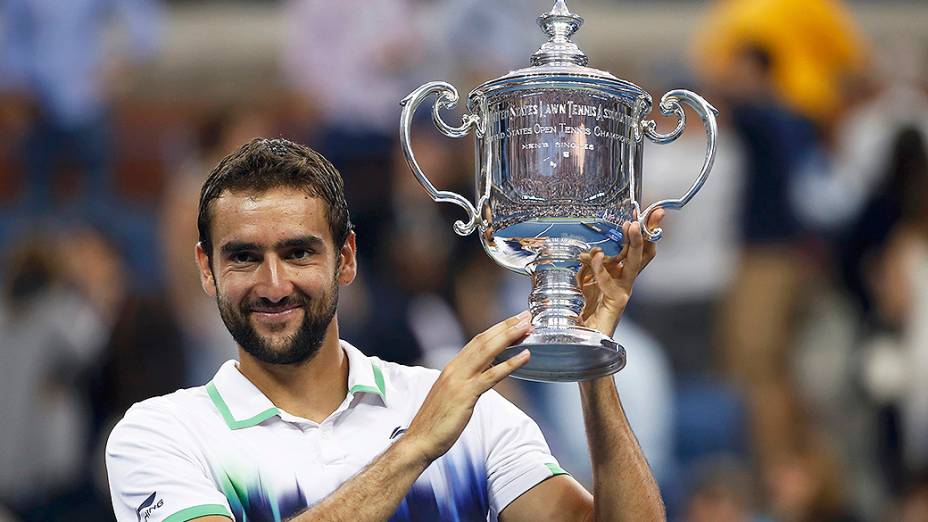 O croata Marin Cilic exibe o troféu do US Open, após derrotar o japonês Kei Nishikori na final, em Nova York