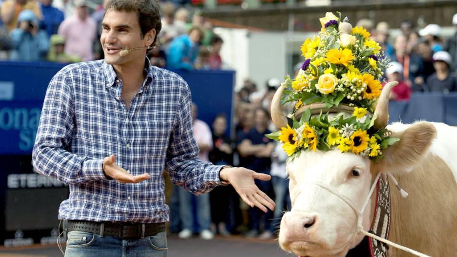 Roger Federer é presenteado com a vaca Desirée, em Gstaad, na Suíça