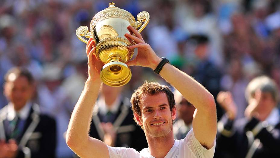 Andy Murray vence o sérvio Novak Djokovic e conquista o torneio de Wimbledon