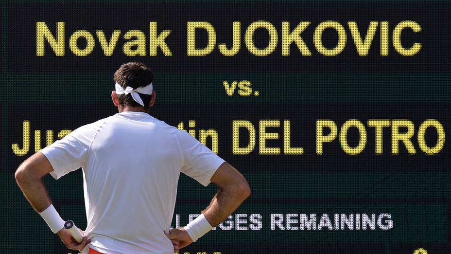 Argentino Juan Martin Del Potro observa o placar após a derrota para o sérvio Novak Djokovic na semifinal do torneio de Wimbledon 2013