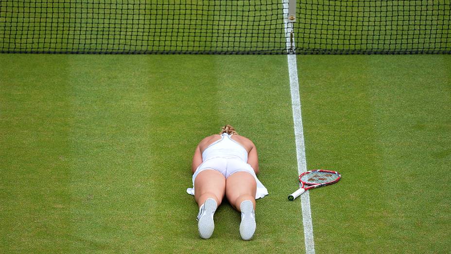 A alemã Sabine Lisicki comemora após vitória sobre a favorita Serena Williams, no 7º dia do torneio de Wimbledon