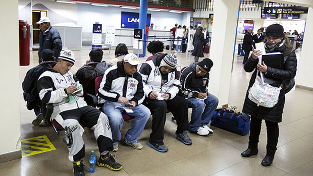 Corintianos soltos na quinta-feira embarcam no aeroporto de El Alto, em La Paz