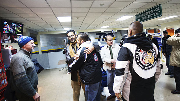 Corintianos soltos na quinta-feira embarcam no aeroporto de El Alto, em La Paz