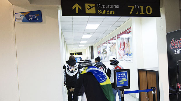 Corintianos soltos na quinta-feira embarcam no aeroporto de El Alto, em La Paz