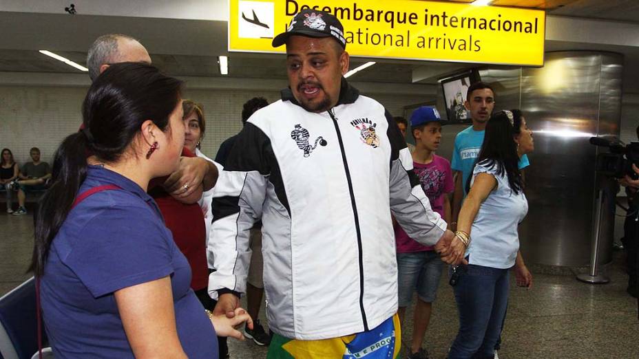 Os sete corintianos que foram libertados em Oruro, na Bolívia, chegam ao Aeroporto em Guarulhos, São Paulo