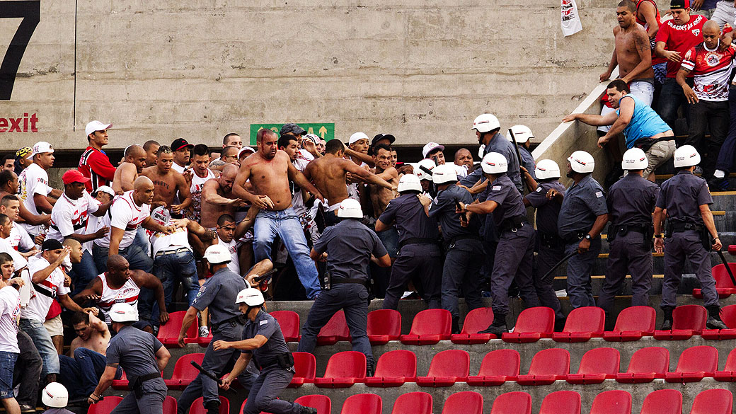 Torcedores do São Paulo entraram em confronto com os policiais militares no estádio do Morumbi