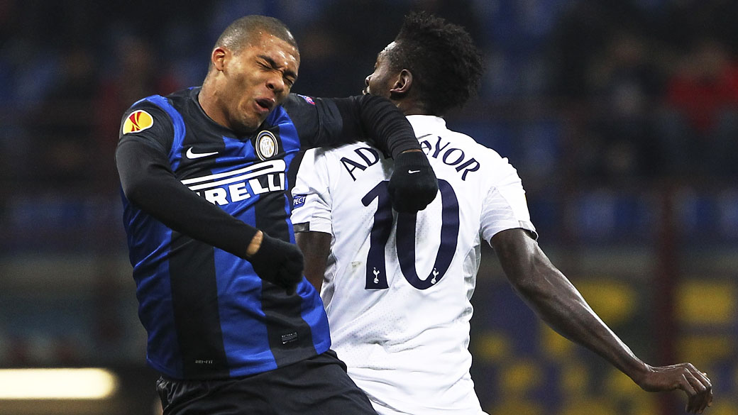Adebayor foi alvo de manifestações racistas de torcedores da Inter