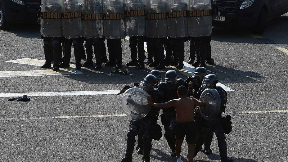 Polícia do Rio treina com o FBI para atuar em situações de confronto na Copa