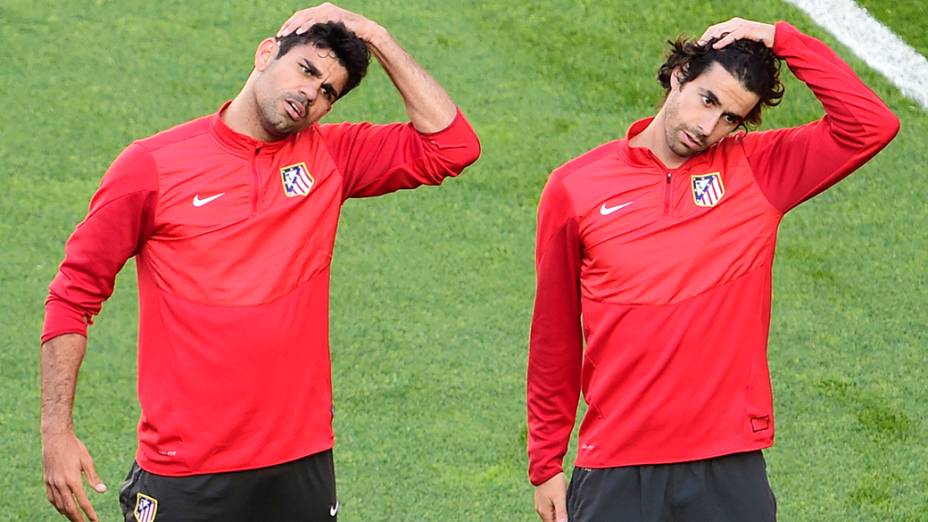 Jogadores do Atlético de Madri, o brasileiro Diego Costa e o português Tiago Mendes, participam da última sessão de treinamento antes da partida final pela Liga dos Campeões que será disputada contra o Real Madrid em Portugal