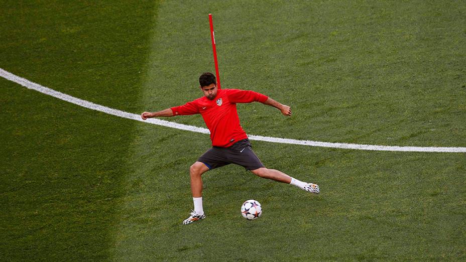 O jogador Diego Costa, do Atlético de Madri, treina para a final da Liga dos Campeões, no estádio de Benfica, em Portugual