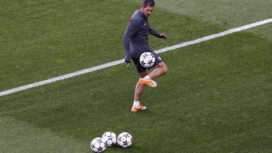 O treinador do Atlético de Madri, Diego Simeone, é fotografado durante o último treino da seleção antes da partida final da Liga dos Campeões, que será disputada com o Real Madrid em Portugal