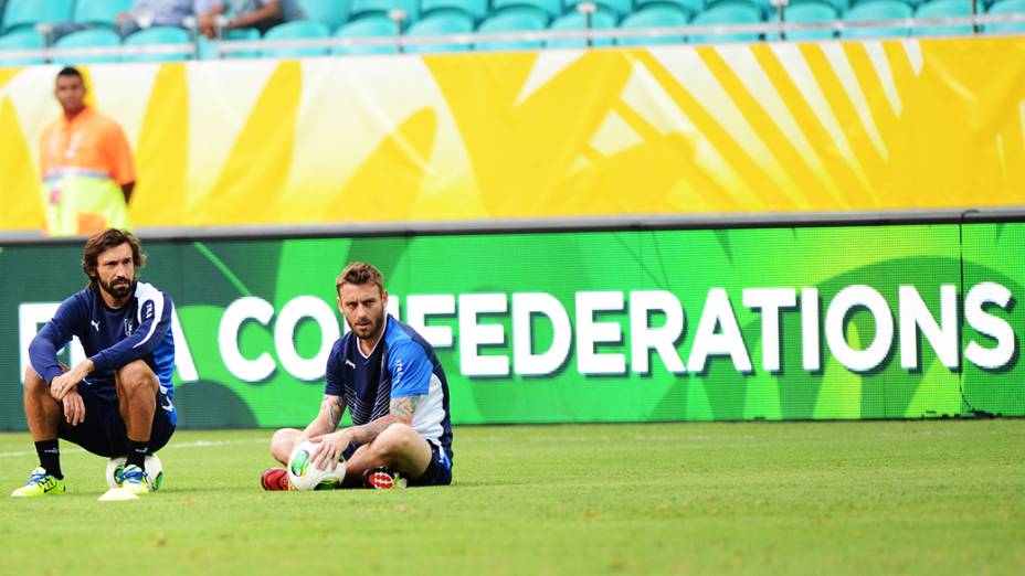 Andrea Pirlo e De Rossi em treino para jogo contra o Brasil válida para a Copa das Confederações, nesta sexta-feira (21), na Arena Fonte Nova