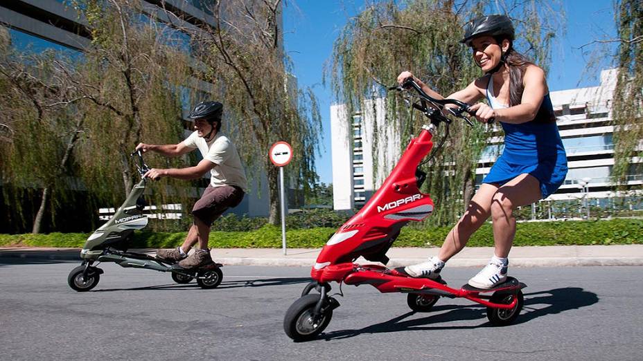 O Trikke tem tração na roda dianteira e a alimentação é por uma bateria de íon de lítio, que pode ser recarregada em qualquer tomada doméstica 220 v