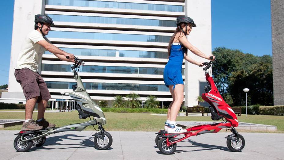 O Trikke tem tração na roda dianteira e a alimentação é por uma bateria de íon de lítio, que pode ser recarregada em qualquer tomada doméstica 220 v