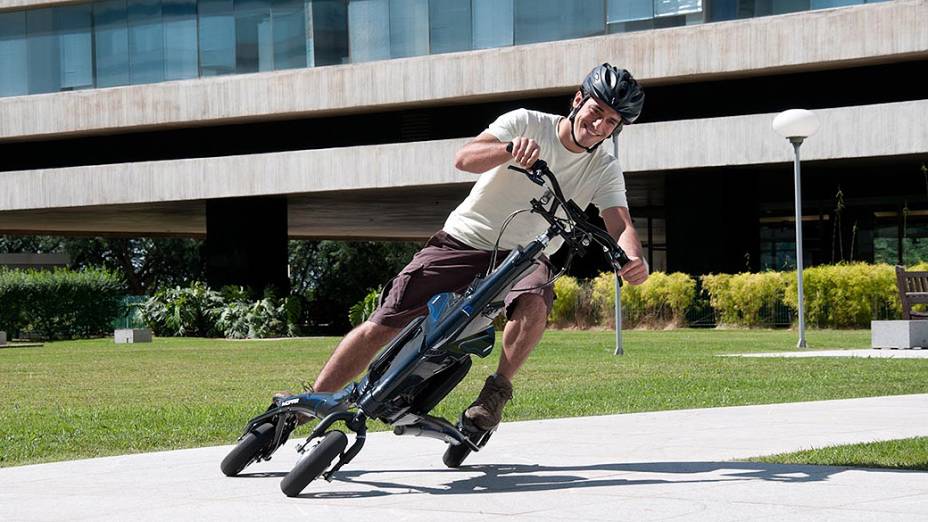 O Trikke tem tração na roda dianteira e a alimentação é por uma bateria de íon de lítio, que pode ser recarregada em qualquer tomada doméstica 220 v