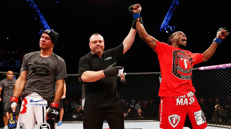 Sean Spencer (D) vibra após derrotar Yuri Villefort no UFC Fight Night realizado na Arena Mineirinho em Belo Horizonte