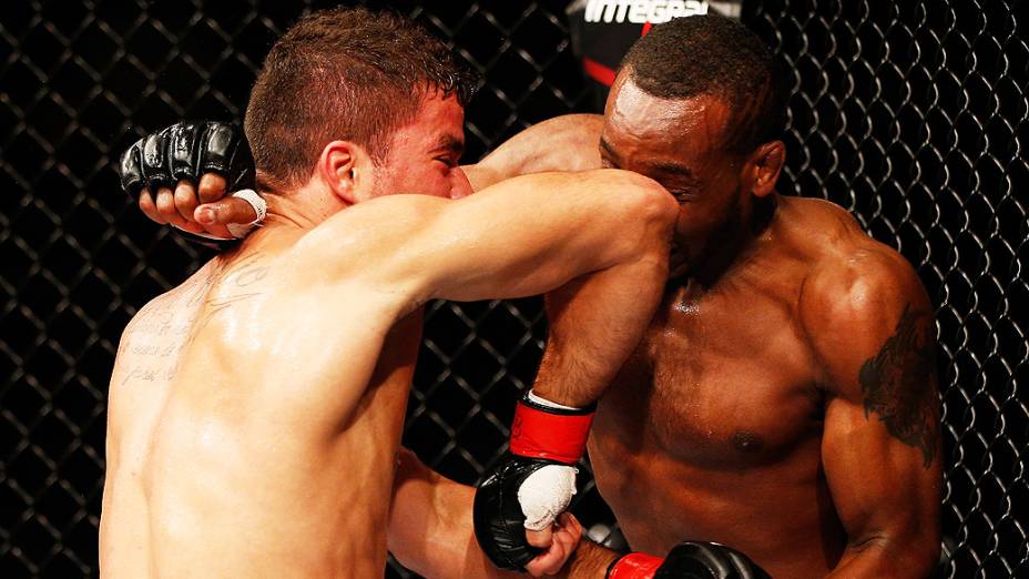 Yuri Villefort dando uma cotovelada em Sean Spencer no UFC Fight Night realizado na Arena Mineirinho em Belo Horizonte