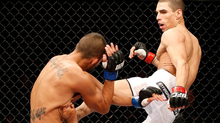 Lucas Martins acerta chute em Junior Hernandez durante o UFC Fight Night realizado na Arena Mineirinho em Belo Horizonte