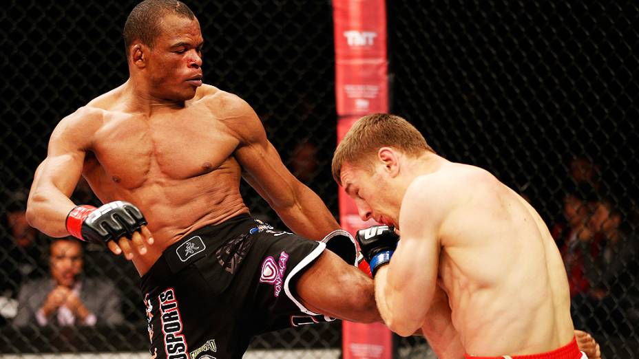 Francisco Trinaldo chutando Piotr Hallmann, apesar do chute Piotr vence o UFC Fight Night realizado na Arena Mineirinho em Belo Horizonte