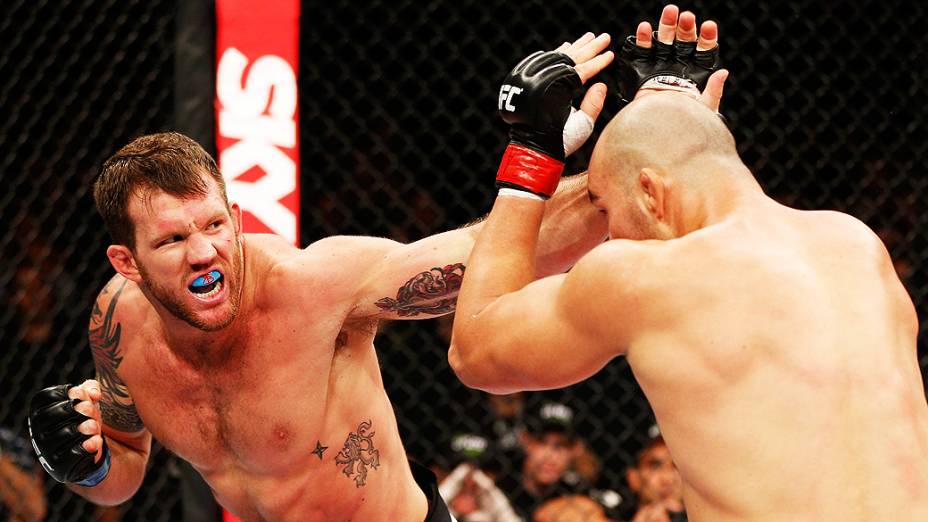 Ryan Bader acerta socos em Glover Teixeira no UFC Fight Night realizado na Arena Mineirinho em Belo Horizonte