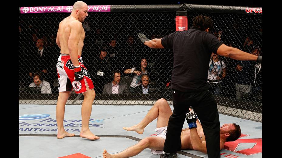 Glover Teixeira nocautea Ryan Bade no UFC Fight Night realizado na Arena Mineirinho em Belo Horizonte