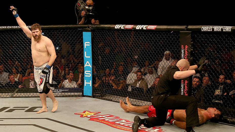 Roy Nelson acerta e derruba Rodrigo Minotauro no UFC Abu Dhabi