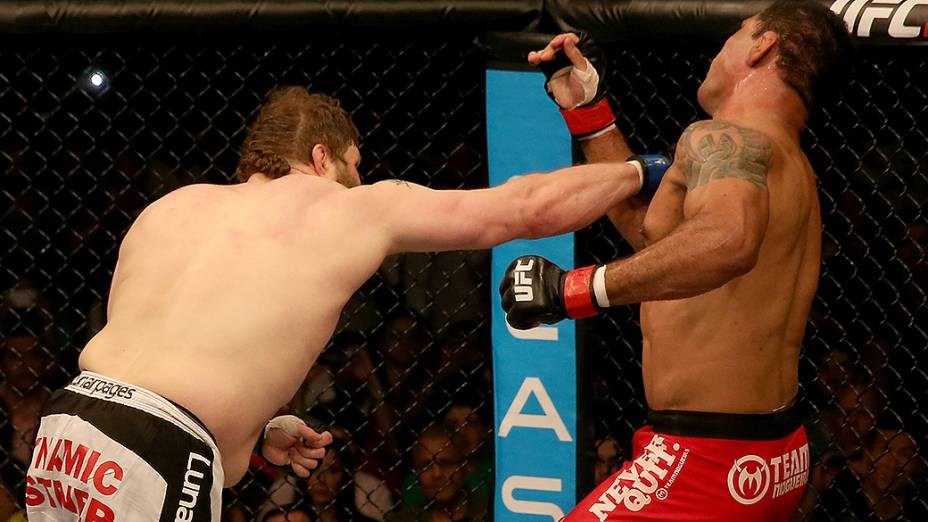 Roy Nelson acerta Rodrigo Minotauro no UFC Abu Dhabi