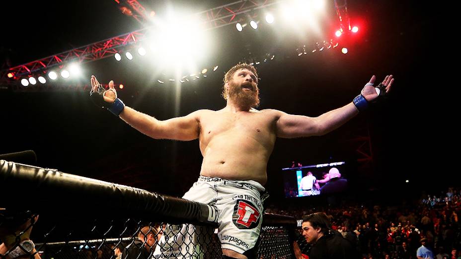 Roy Nelson comemora a vitória sobre o brasileiro Rodrigo Minotauro