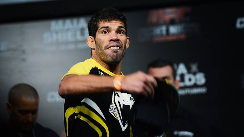 Raphael Assunção durante a pesagem do UFC em Barueri