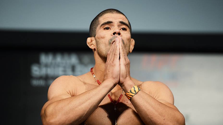 Rousimar Toquinho durante a pesagem do UFC em Barueri 