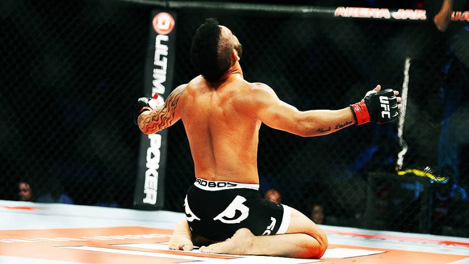 O brasileiro John Lineker venceu o russo Azamat Gashimov no UFC Jaraguá, em maio de 2013