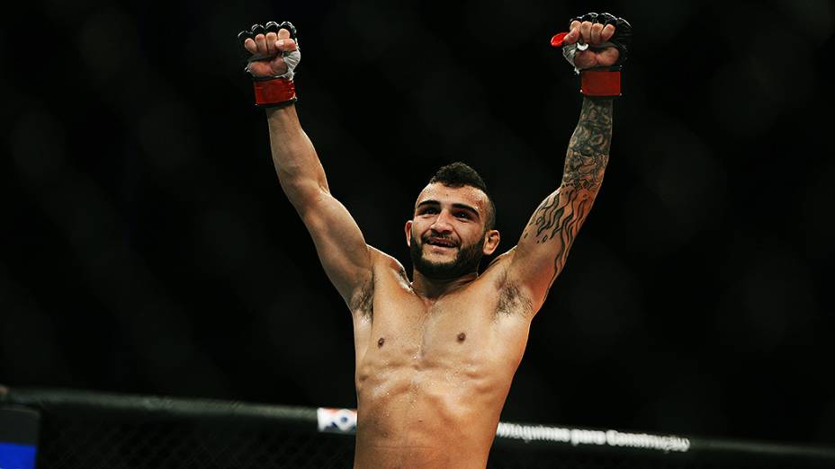 O brasileiro John Lineker vence o americano Azamat Gashimov no UFC Jaraguá