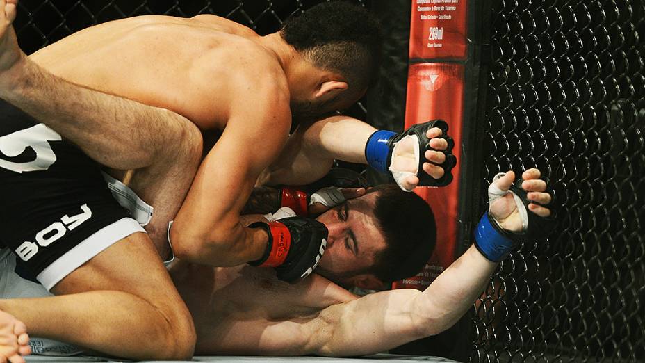 O brasileiro John Lineker vence o americano Azamat Gashimov no UFC Jaraguá