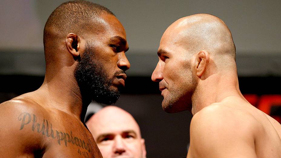 Os lutadores Jon Jones e Glover Teixeira durante a pesagem do UFC 172, em Baltimore no EUA