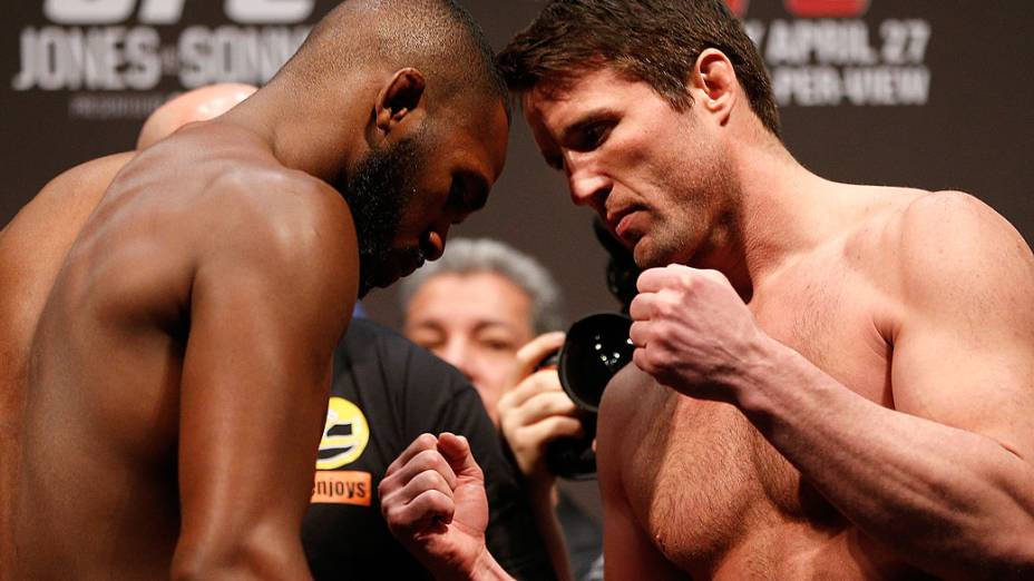 Jon Jones e Chael Sonnen durante pesagem do UFC 159 no Prudential Center, em Newark, Nova Jersey