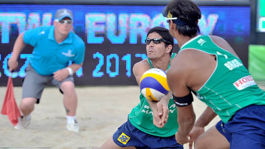 Ricardo e Álvaro Filho ficaram com a medalha de prata no Mundial de Vôlei de Praia. Neste domingo, a dupla brasileira foi derrotada na decisão pelos holandeses Brouwer e Meeuwsen na cidade de Stare Jablonki, na Polônia