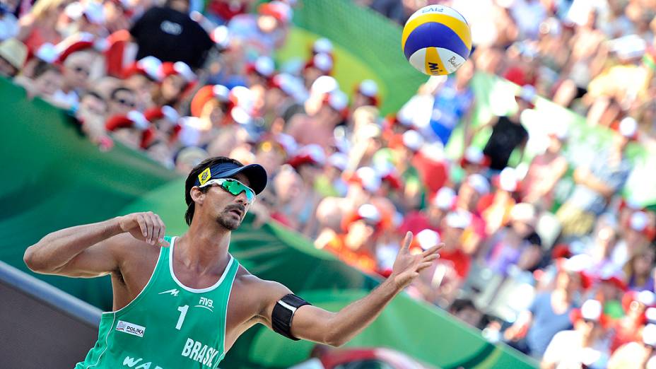 Ricardo e Álvaro Filho ficaram com a medalha de prata no Mundial de Vôlei de Praia. Neste domingo, a dupla brasileira foi derrotada na decisão pelos holandeses Brouwer e Meeuwsen na cidade de Stare Jablonki, na Polônia