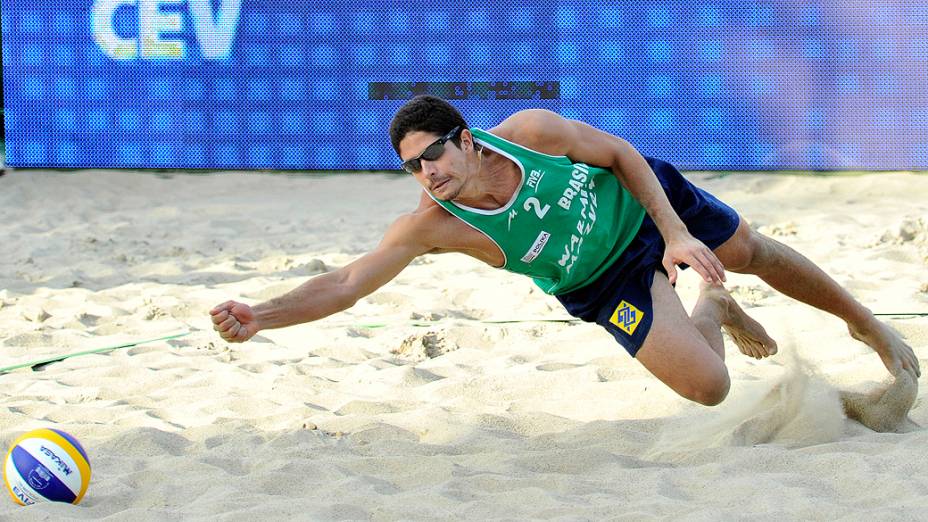 Ricardo e Álvaro Filho ficaram com a medalha de prata no Mundial de Vôlei de Praia. Neste domingo, a dupla brasileira foi derrotada na decisão pelos holandeses Brouwer e Meeuwsen na cidade de Stare Jablonki, na Polônia