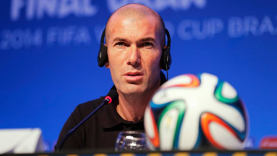 Zinedine Zidane participa de uma coletiva de imprensa na véspera do sorteio final da Copa do Mundo 2014, na Costa do Sauipe