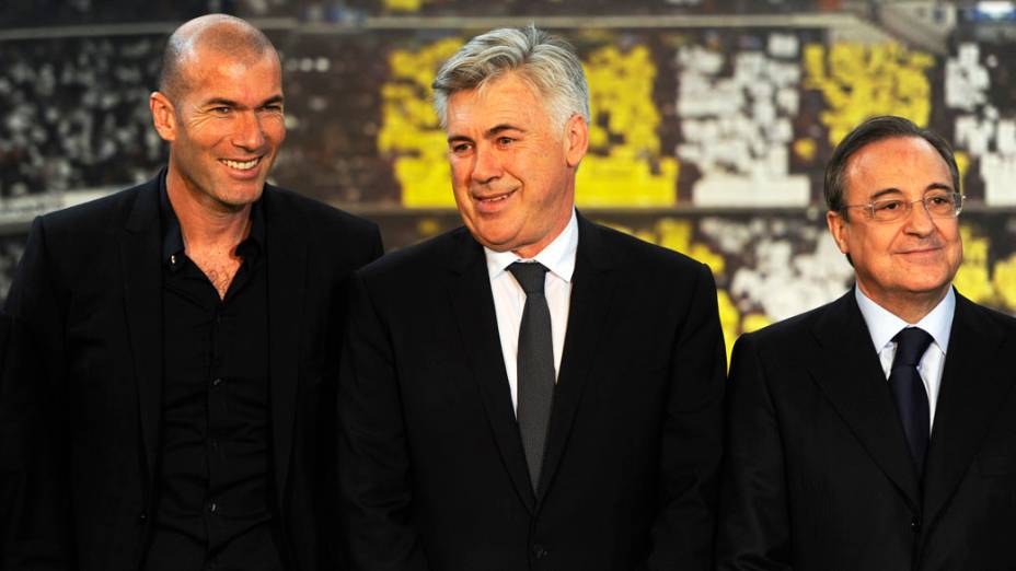 Novo técnico do Real Madrid, italiano Carlo Ancelotti posa para foto com o diretor de futebol Zinedine Zidane e presidente do Real Madrid, Florentino Perez, durante sua apresentação no estádio Santiago Bernabeu, em Madrid