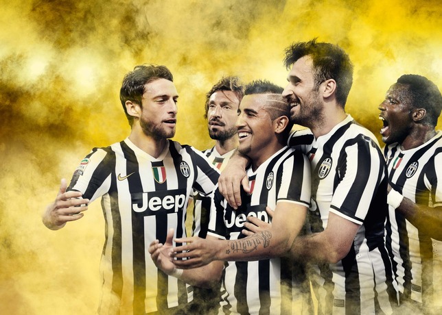 Jogadores da Juventus apresentam o novo uniforme da temporada 2013/2014