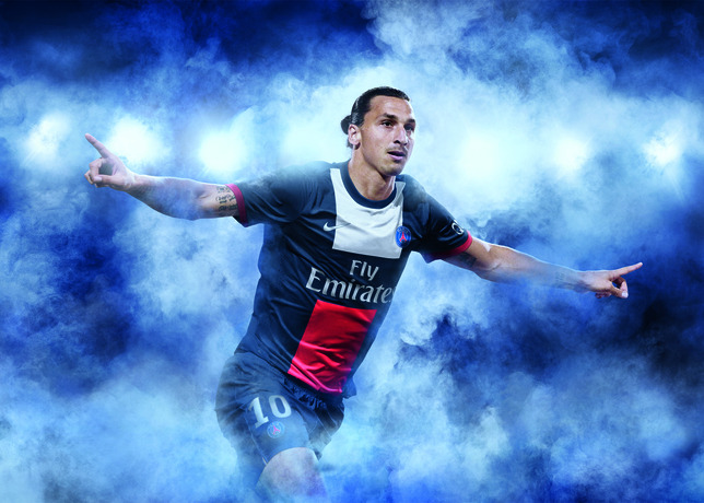 Jogadore Ibrahimovic apresenta o novo uniforme do Paris Saint-Germain temporada 2013/2014