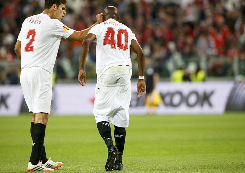 Federico Fazio e Mbia durante a final da Liga Europa