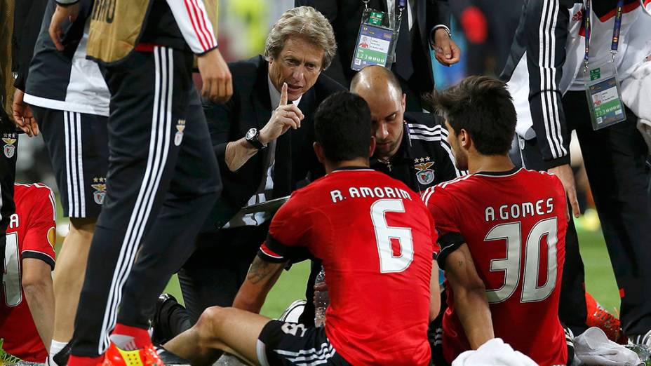 Técnico do Benfica, Jorge Jesus, passa instruções para seus jogadores