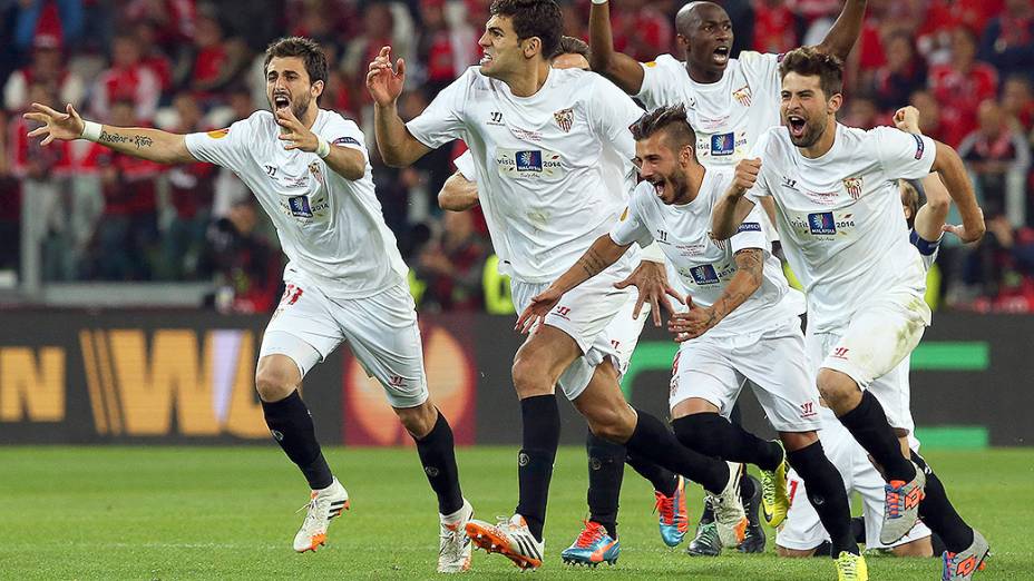 Jogadores do Sevilla comemoram o título da Liga Europa